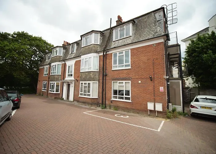 Large 3 Bedroom & 2 Bath - Ground Floor With Parking